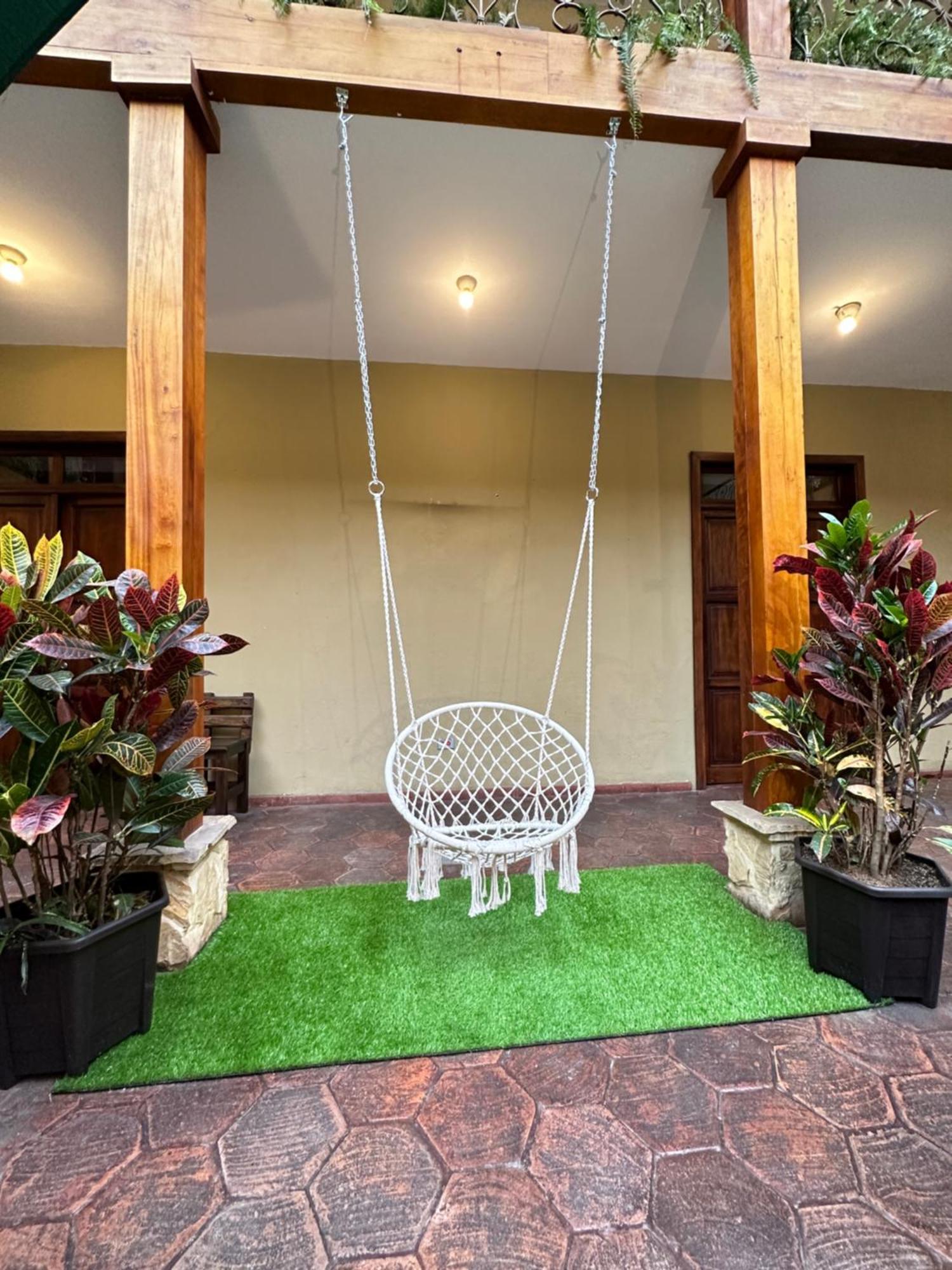 Nass Central Garden Куенка Екстериор снимка
